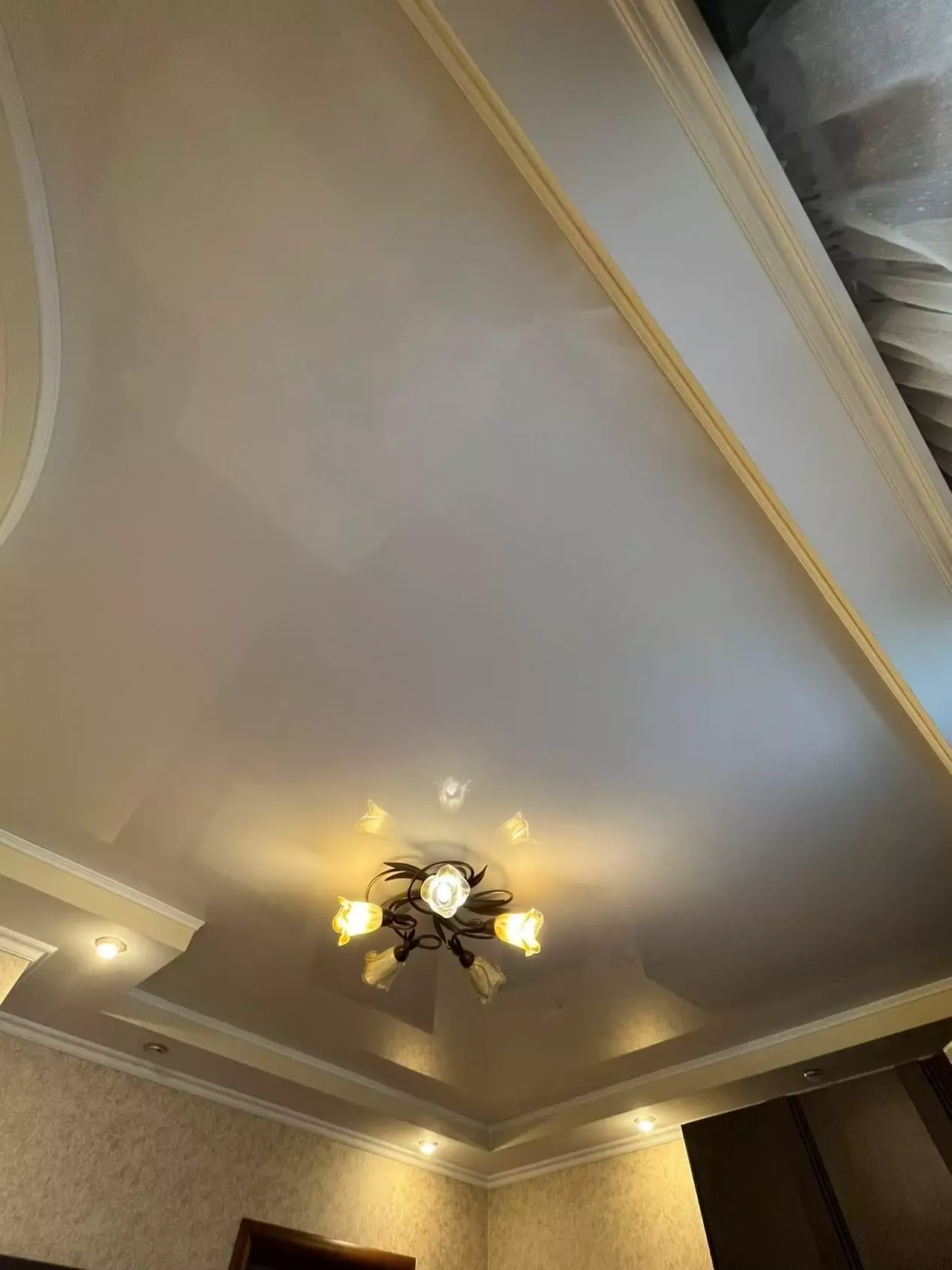 Многоуровневый натяжной потолок с точечными светильниками — Новокуйбышевск, проспект Победы, 10, фото 2