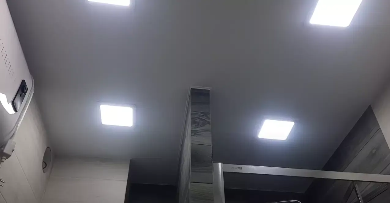 Натяжной потолок с контурной подсветкой внутри для ванной — Новокуйбышевск, проспект Победы, 43, фото 3